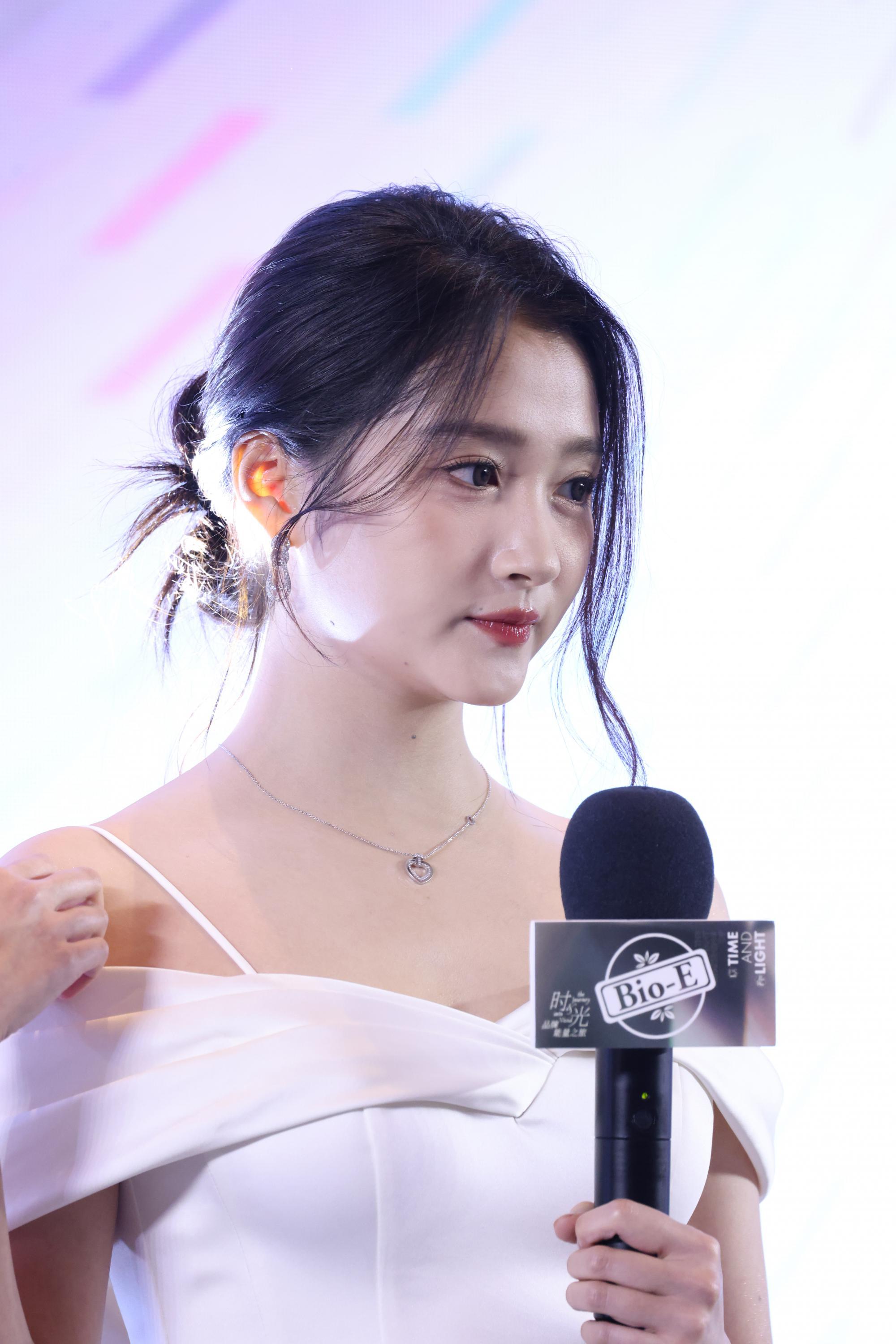 关晓彤左侧脸漏香肩现场生图照[10]